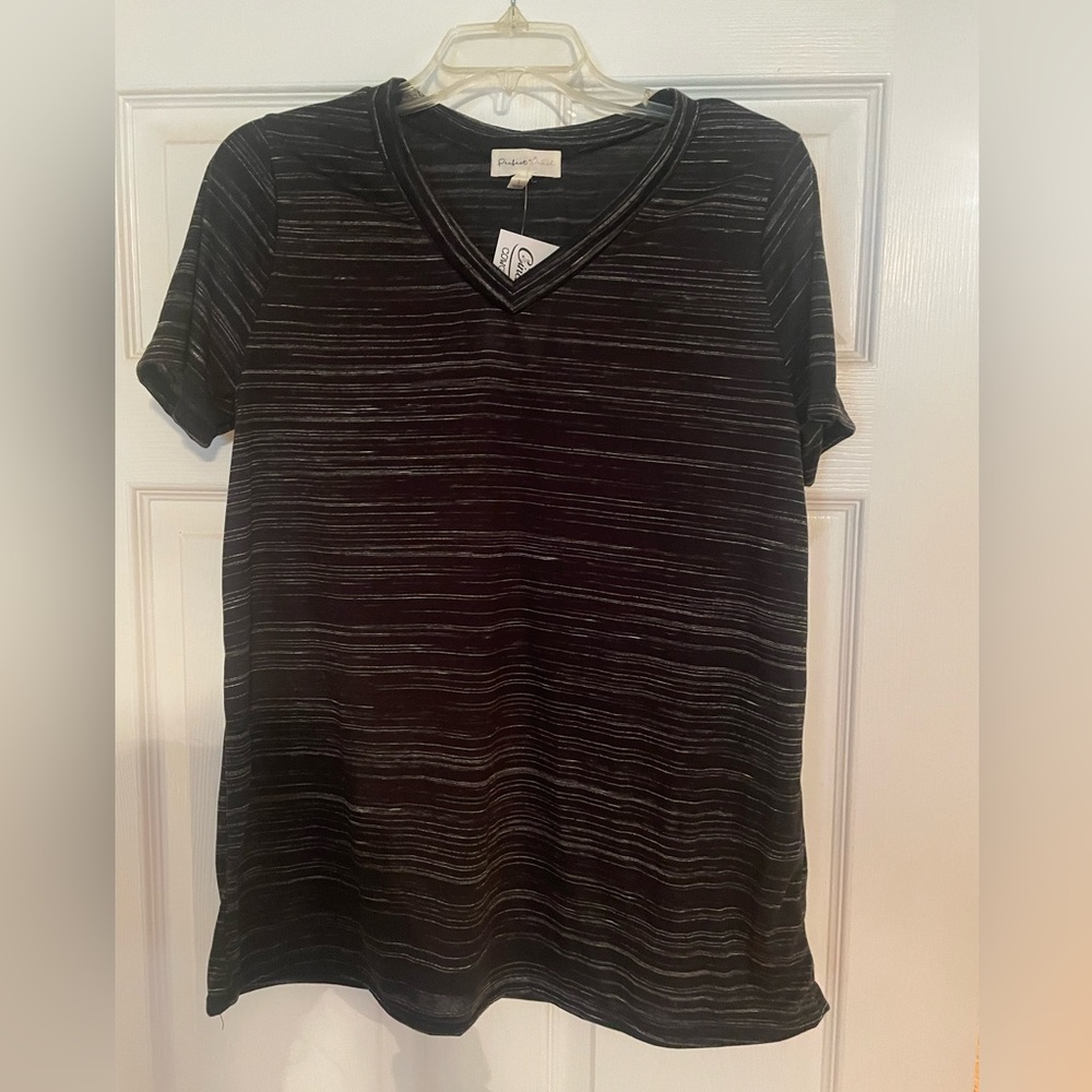 Perfect Peach NWT tee black v-neck with white accents size large